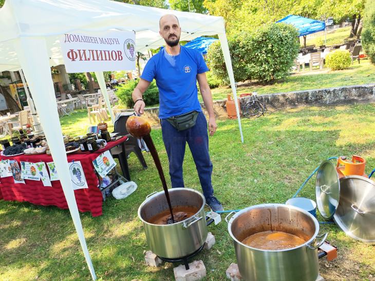 Дегустација на грозје и производи од гроздови зрна во рамки на манифестацијата „Тиквешки гроздобер“