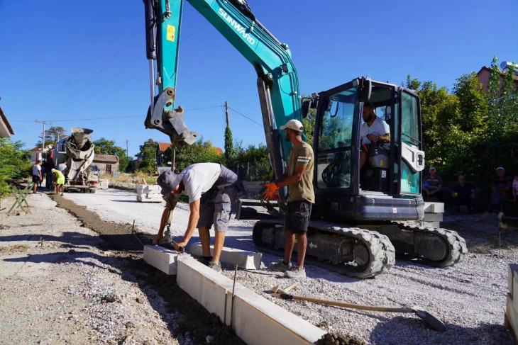 Продолжува реконструкцијата на влезот во велешкото село Мамутчево