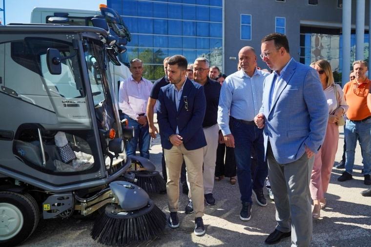 ФОТОГАЛЕРИЈА | КУМАНОВО ДОБИВА НОВА КОМУНАЛНА МЕХАНИЗАЦИЈА: Владата донираше 5 возила, Николоски најави и електрични автобуси