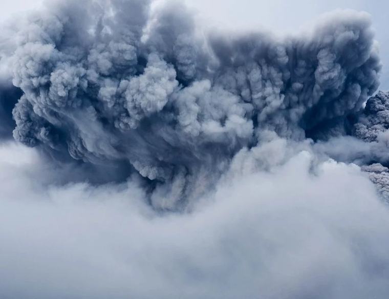 Аеродромот во Џакарта затворен, еруптираше вулканот Анак Кракатау