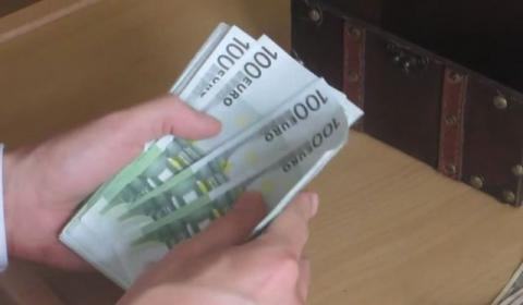 Владин возач уапсен за примање мито