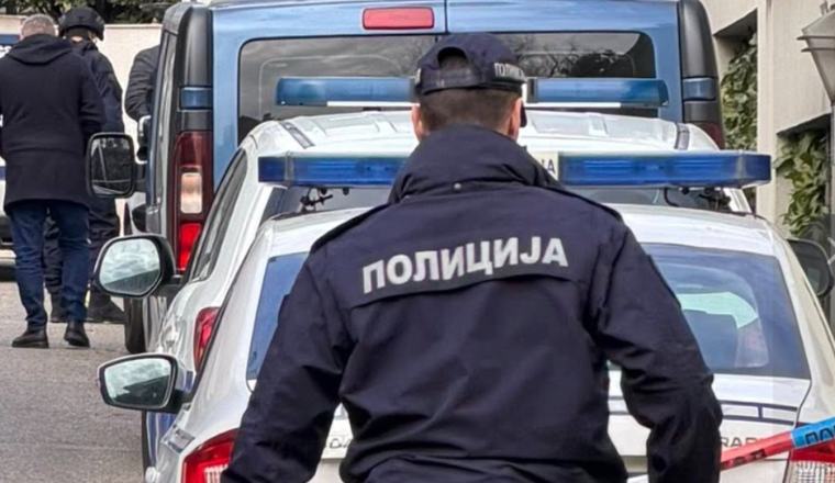 ЕДЕН ЗАГИНАТ, ПОВЕЌЕ ПОВРЕДЕНИ: Автомобил удрил во запрено возило кај Нови Пазар
