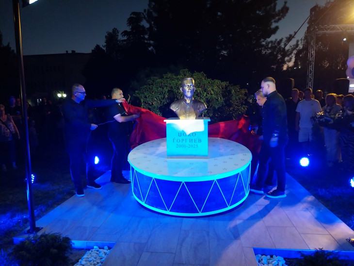 Во Струмица откриено спомен обележје во чест на Џоко Ѓоргиев и во сеќавање на 64 жртви во дискотеката „Пулс“ во Кочани