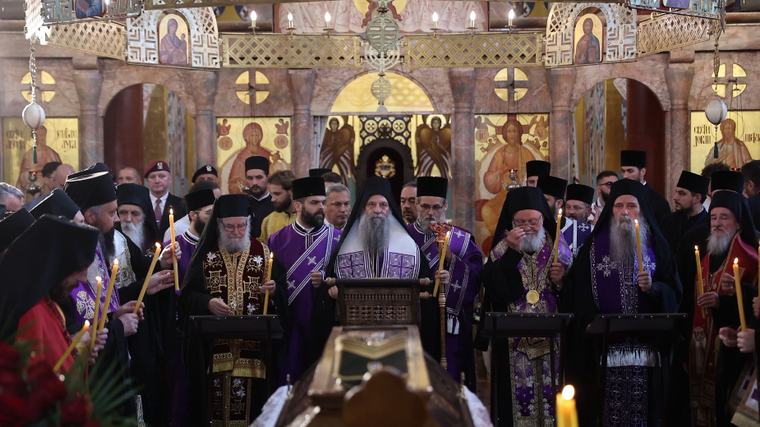 Српскиот патријарх Порфириј зборуваше на погребот на Ратко Младиќ