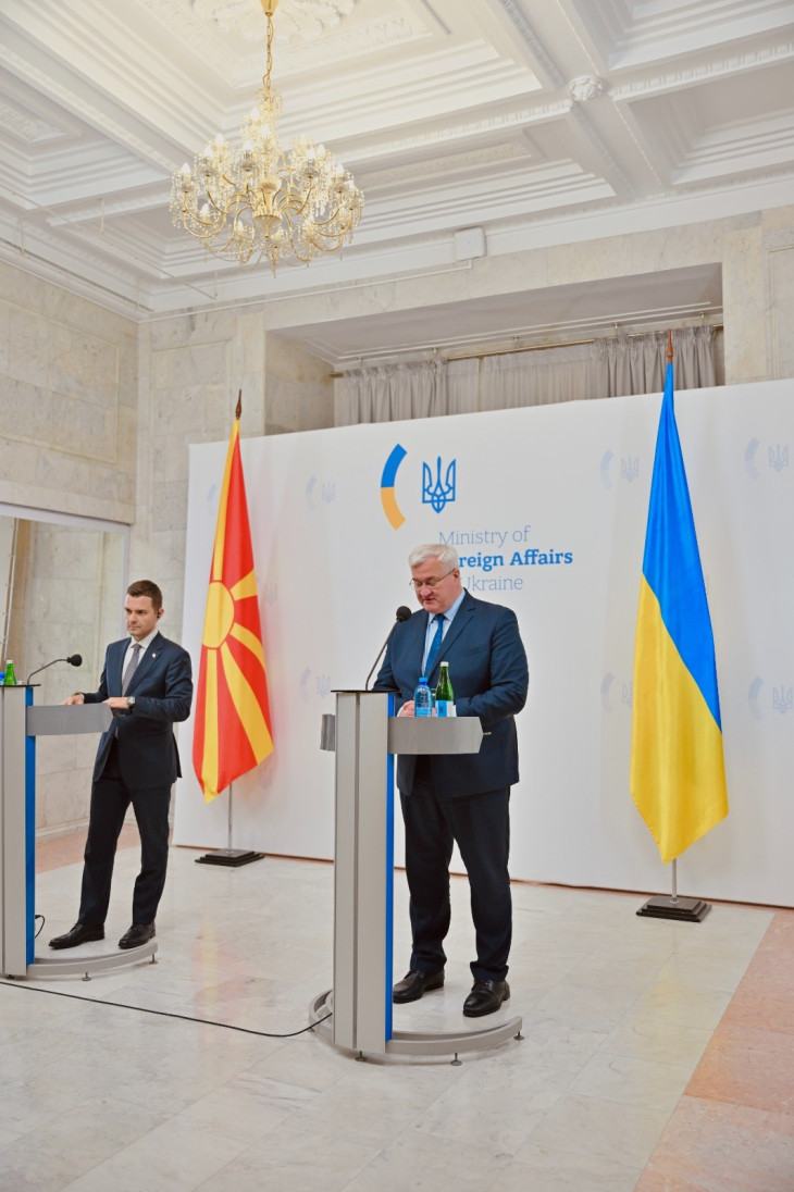 Муцунски на средба со Сибиха во Киев: Стоиме со Украина, таа е суверена држава и нејзиниот територијален интегритет мора да се почитува